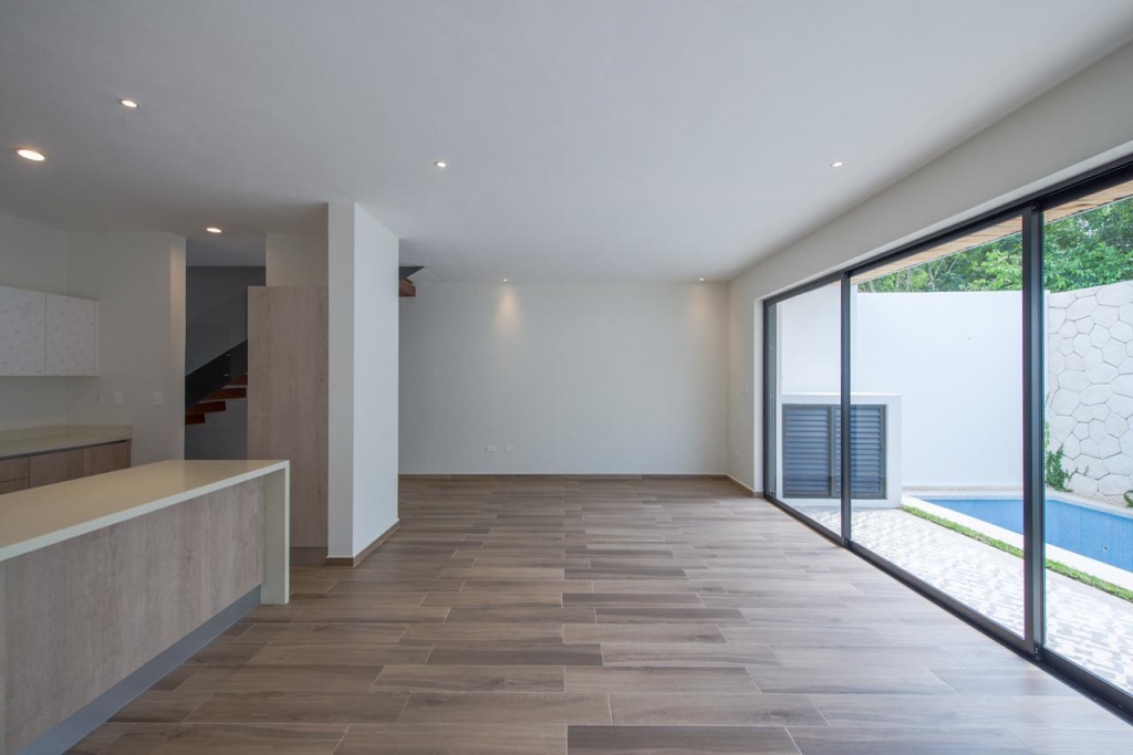 House with private pool &amp; rooftop terrace, clubhouse with sports fields, in Gated community, &uml;Aqua&uml;, Cancun, for sale.