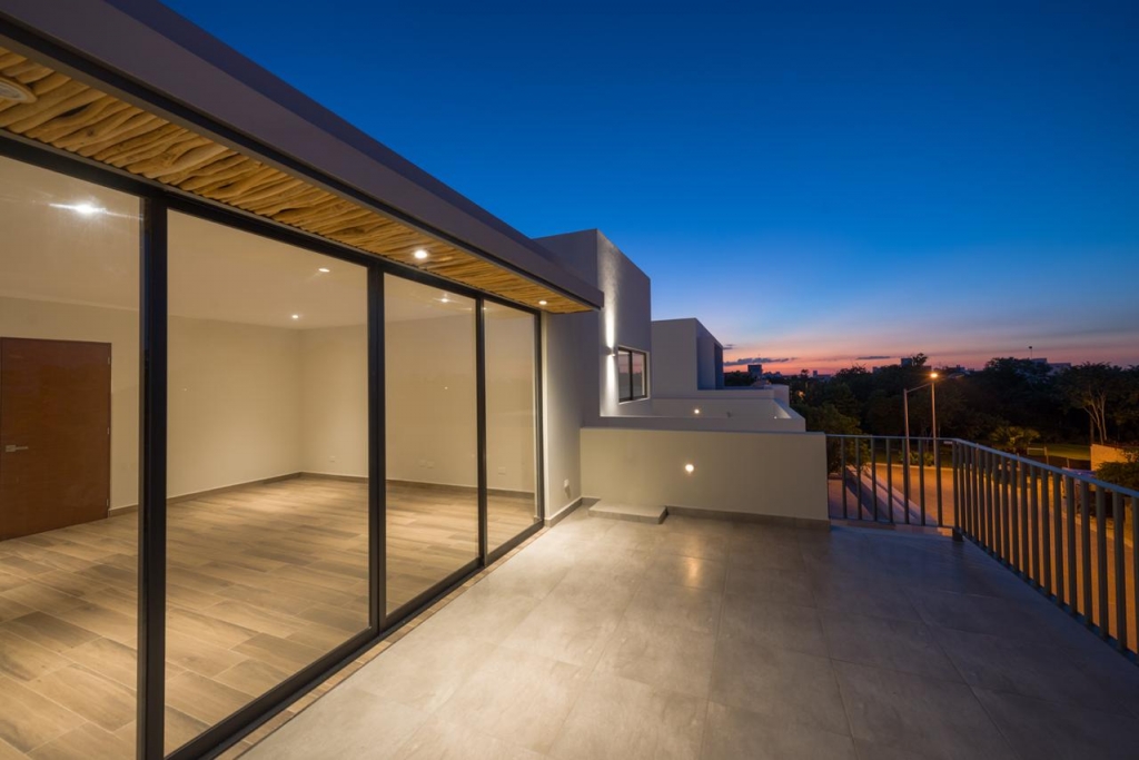 House with private pool &amp; rooftop terrace, clubhouse with sports fields, in Gated community, &uml;Aqua&uml;, Cancun, for sale.