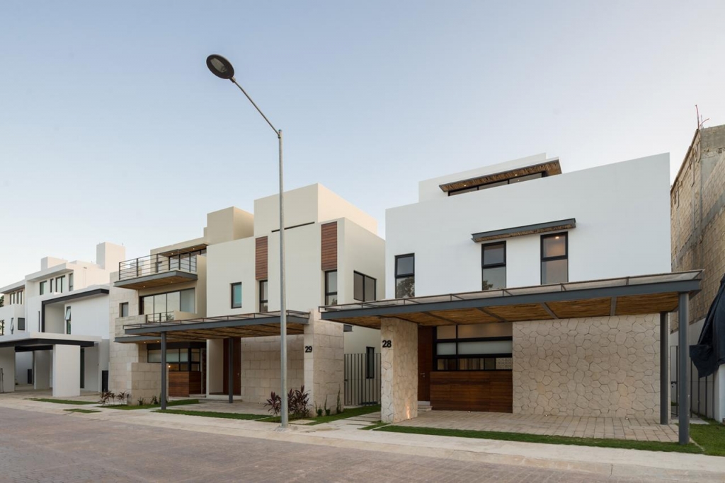 House with private pool &amp; rooftop terrace, clubhouse with sports fields, in Gated community, &uml;Aqua&uml;, Cancun, for sale.