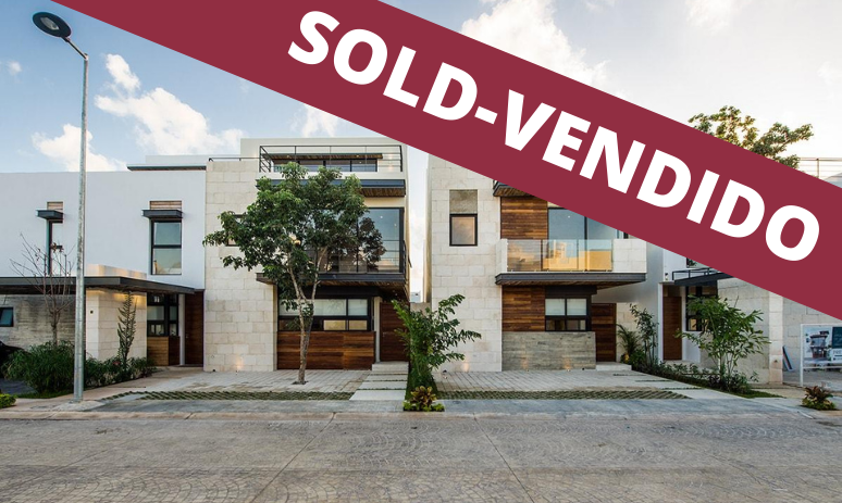 House with private pool &amp; rooftop terrace, clubhouse with sports fields, in Gated community, &uml;Aqua&uml;, Cancun, for sale.