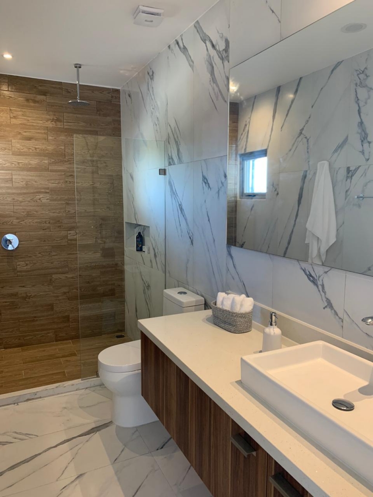 2 bedroom apartment with Gym, Pool and Jacuzzi for sale, Hotel Zone, Cancun.