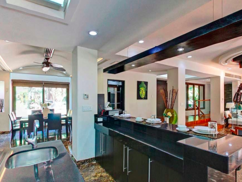 Luxury villa, 5 bedrooms, private pool water front, resort-style amenities,&nbsp; gated community with golf course and access to the sea