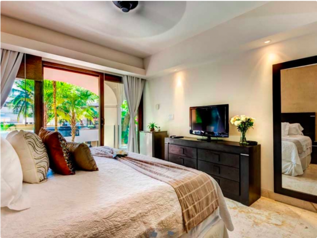 Luxury villa, 5 bedrooms, private pool water front, resort-style amenities,&nbsp; gated community with golf course and access to the sea