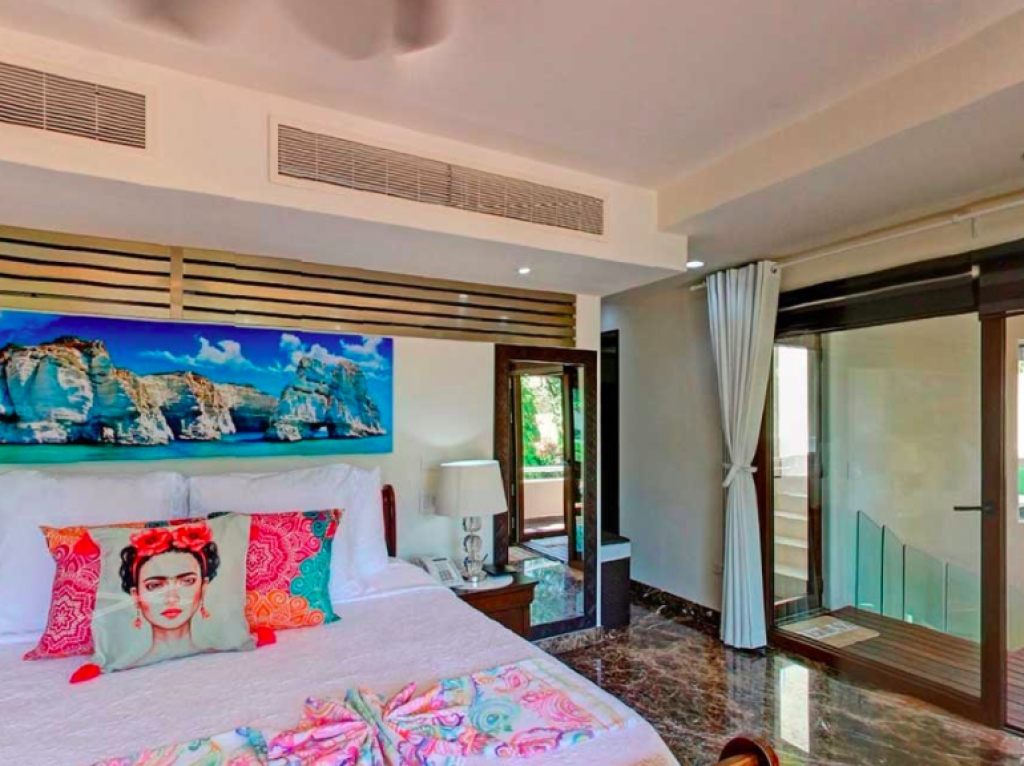 Luxury villa, 5 bedrooms, private pool water front, resort-style amenities,&nbsp; gated community with golf course and access to the sea