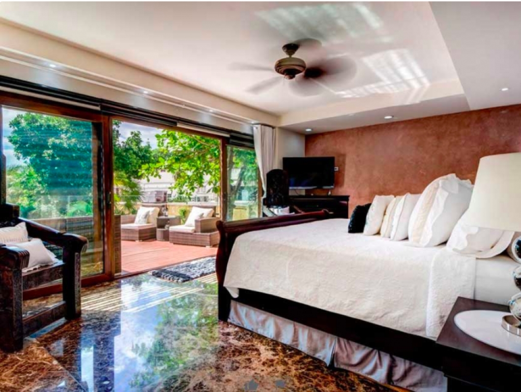 Luxury villa, 5 bedrooms, private pool water front, resort-style amenities,&nbsp; gated community with golf course and access to the sea