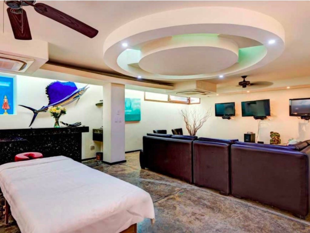 Luxury villa, 5 bedrooms, private pool water front, resort-style amenities,&nbsp; gated community with golf course and access to the sea