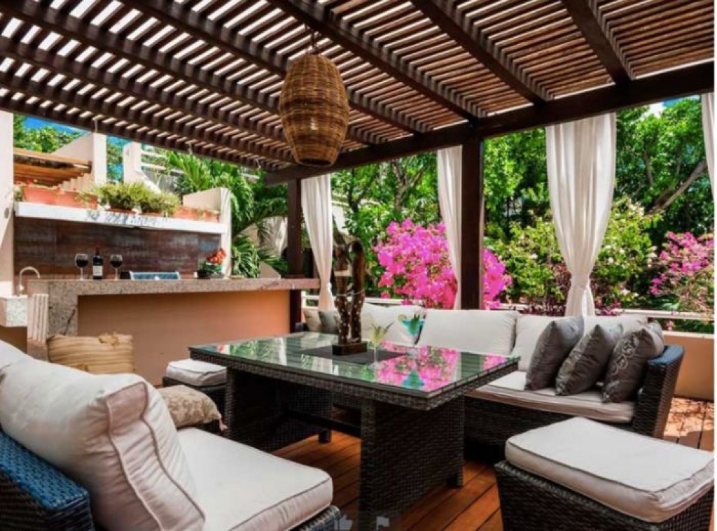 Luxury villa, 5 bedrooms, private pool water front, resort-style amenities,&nbsp; gated community with golf course and access to the sea