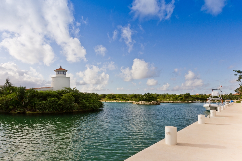 Single family lot with amenities for sale in Puerto Aventuras