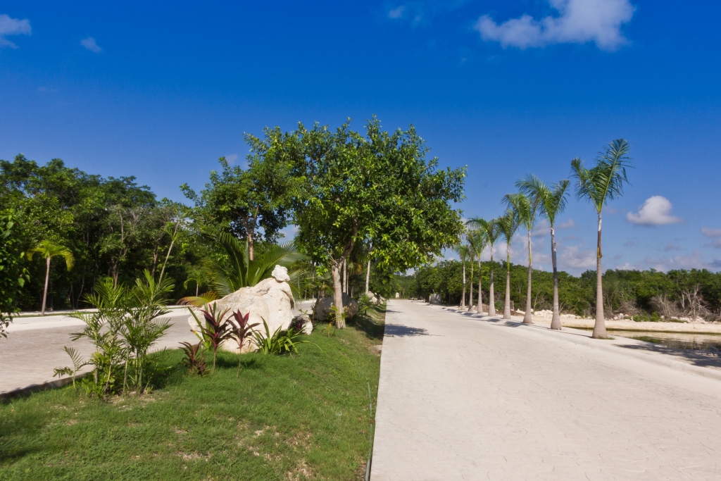 Single family lot with amenities for sale in Puerto Aventuras