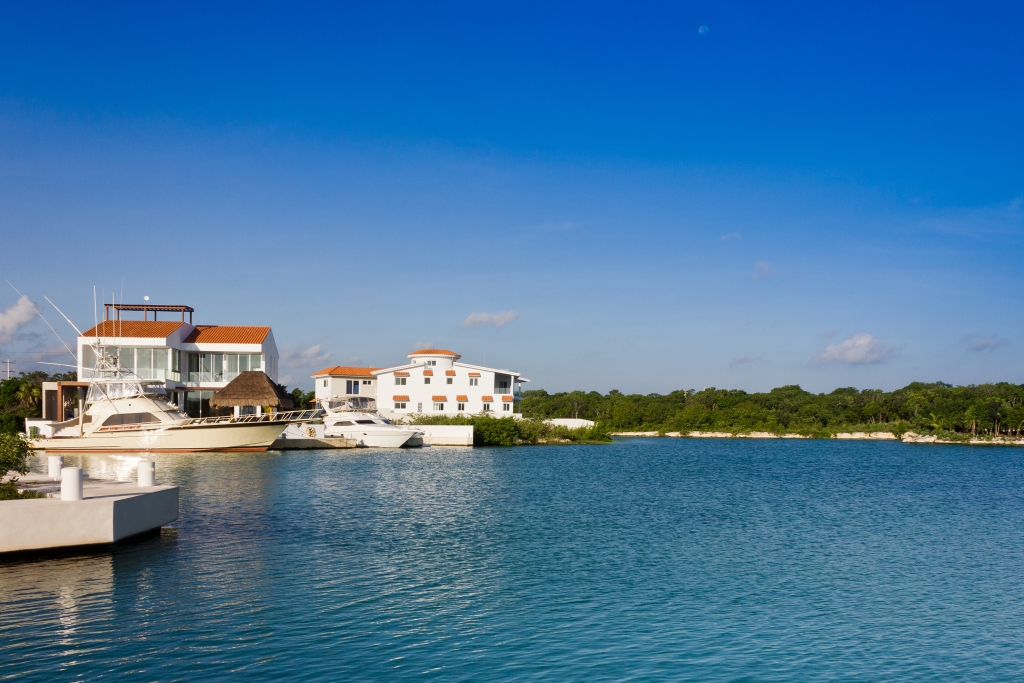 Single family lot with amenities for sale in Puerto Aventuras