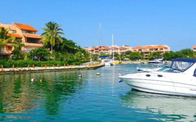 Land in gated community,  with access to the sea, marina and golf course, amenities for your family, for sale Puerto Aventuras.