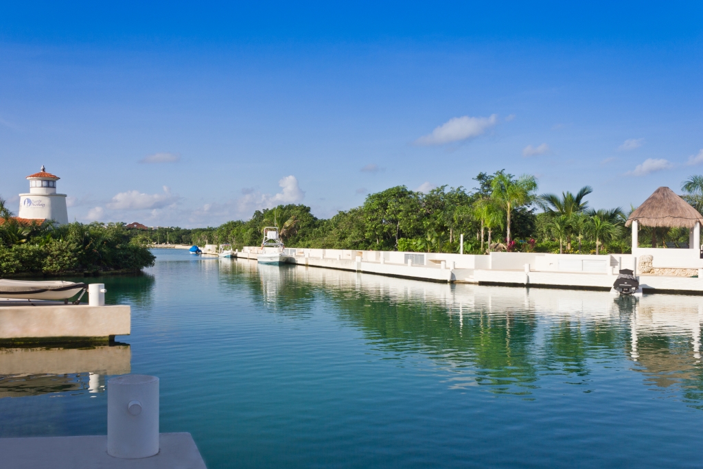 Single family lot with amenities for sale in Puerto Aventuras