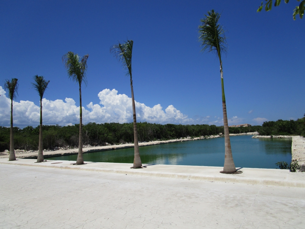 Single family lot with amenities for sale in Puerto Aventuras