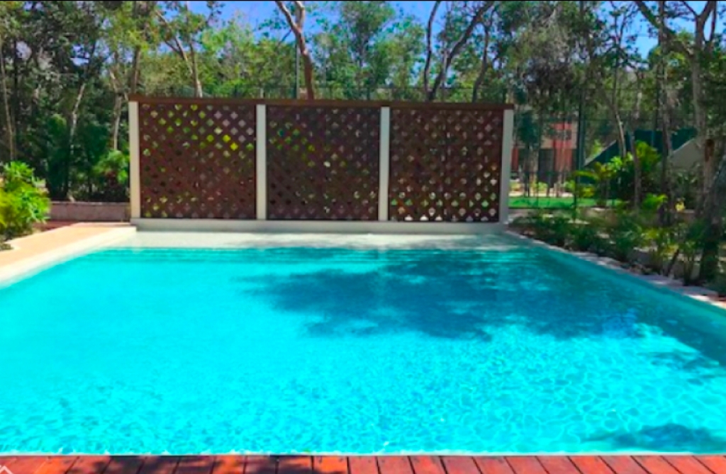 Lote residencial en comunidad privada con amenidades, areas verdes protegidas, area comercial, cerca de la playa y zona hotelera.