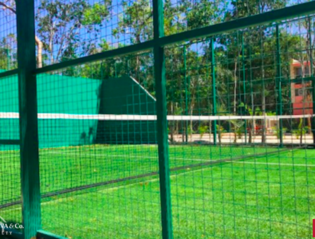 Lote residencial en comunidad privada con amenidades, areas verdes protegidas, area comercial, cerca de la playa y zona hotelera.