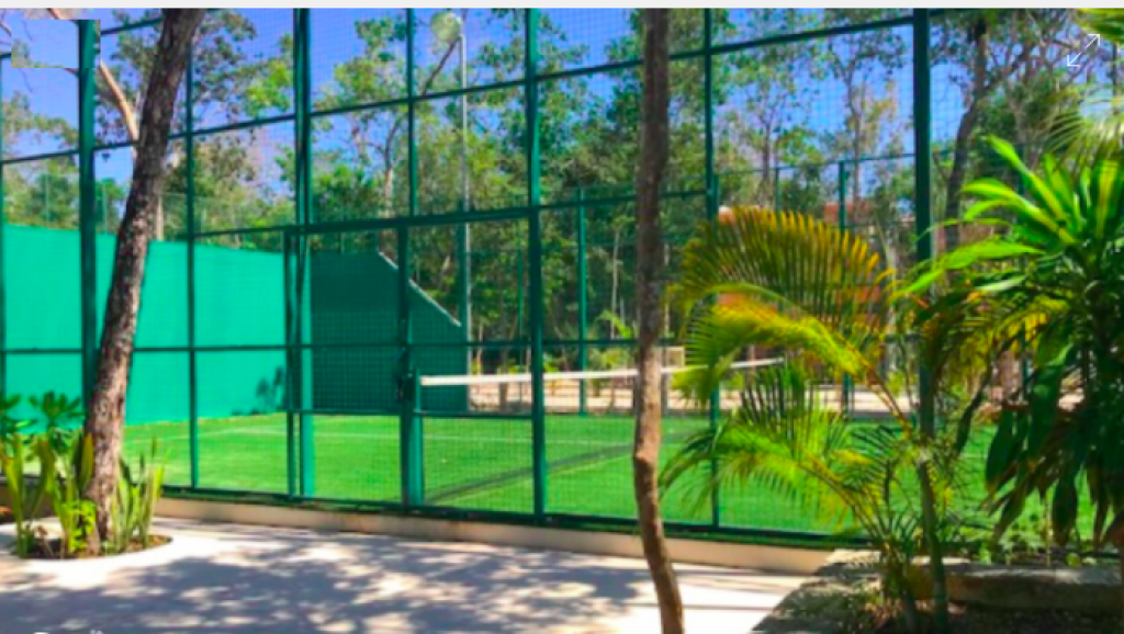 Lote residencial en comunidad privada con amenidades, areas verdes protegidas, area comercial, cerca de la playa y zona hotelera.