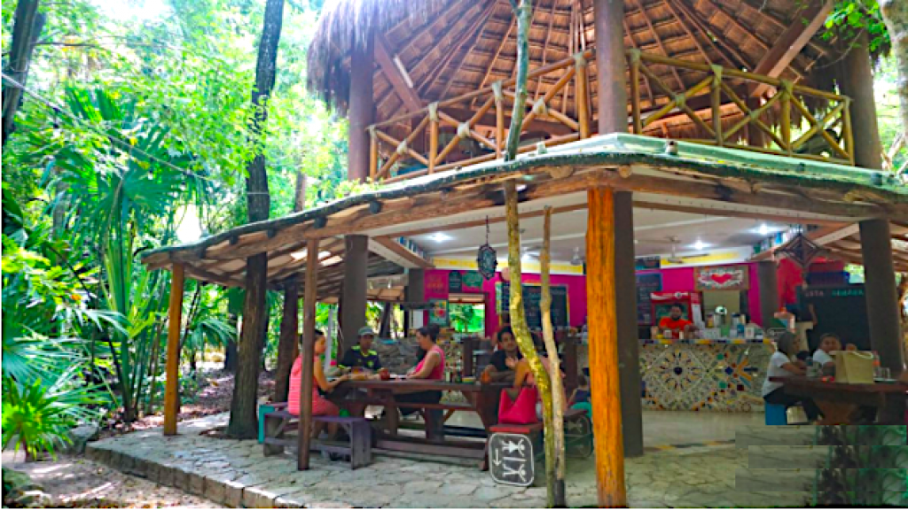 Local comercial en venta en El Ejido Playa del Carmen, en Edificio de condominios, frente a parque r