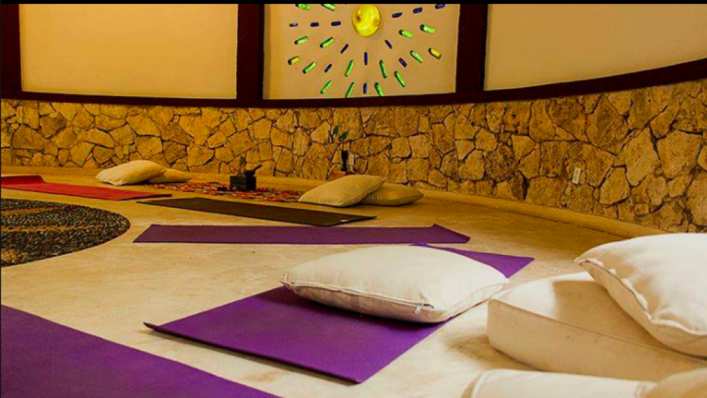 Local comercial en venta en El Ejido Playa del Carmen, en Edificio de condominios, frente a parque r