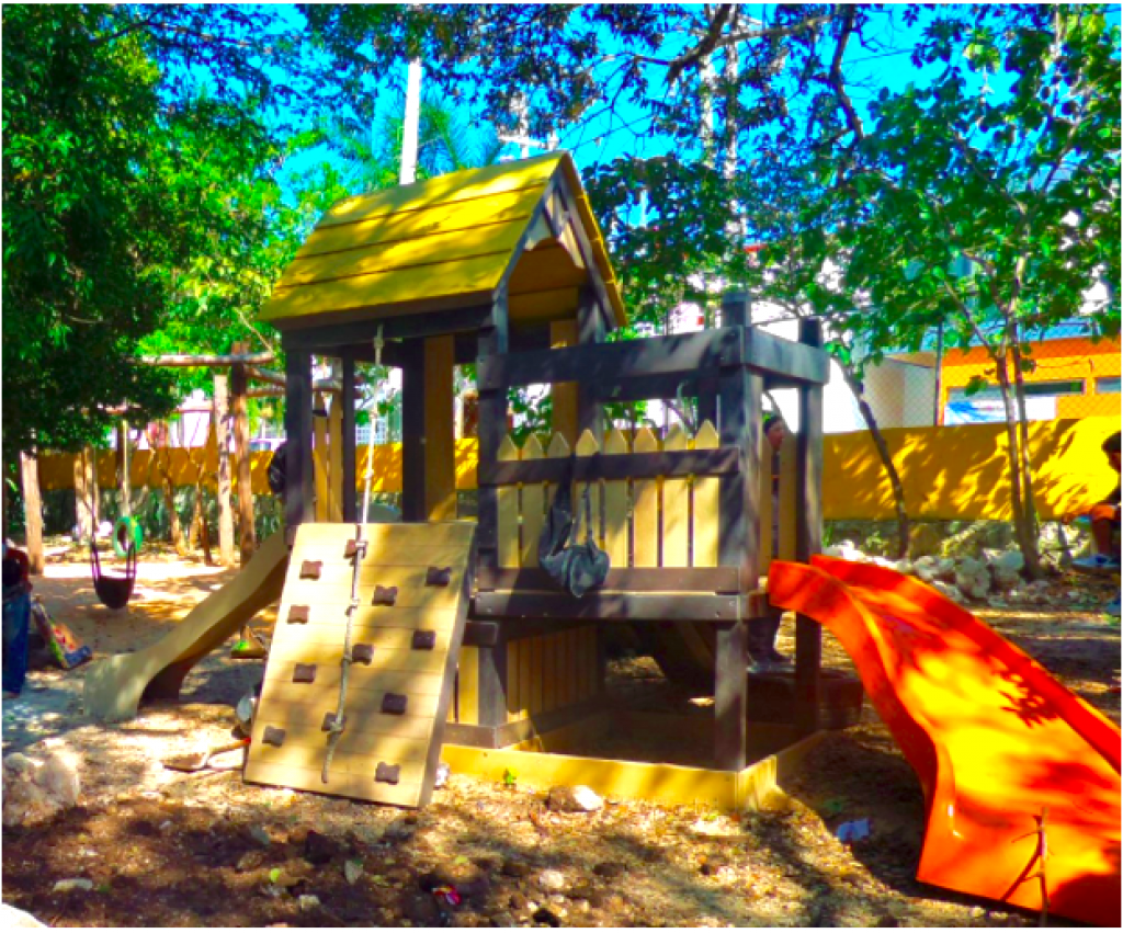 Local comercial en venta en El Ejido Playa del Carmen, en Edificio de condominios, frente a parque r