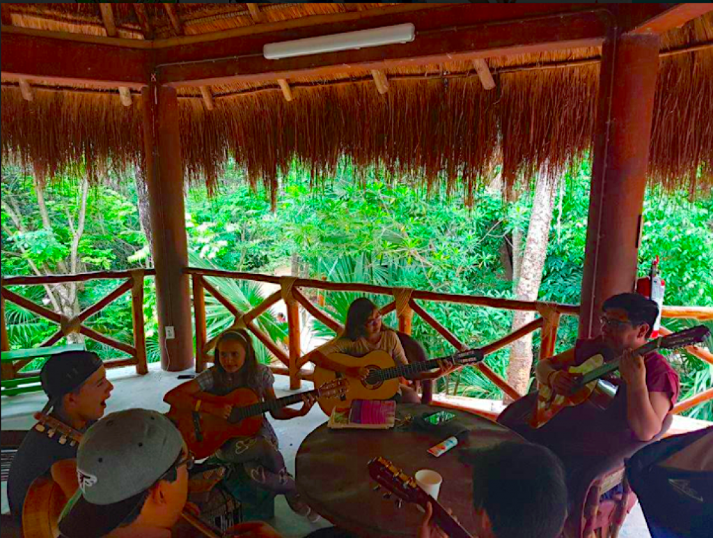 Local comercial en venta en El Ejido Playa del Carmen, en Edificio de condominios, frente a parque r