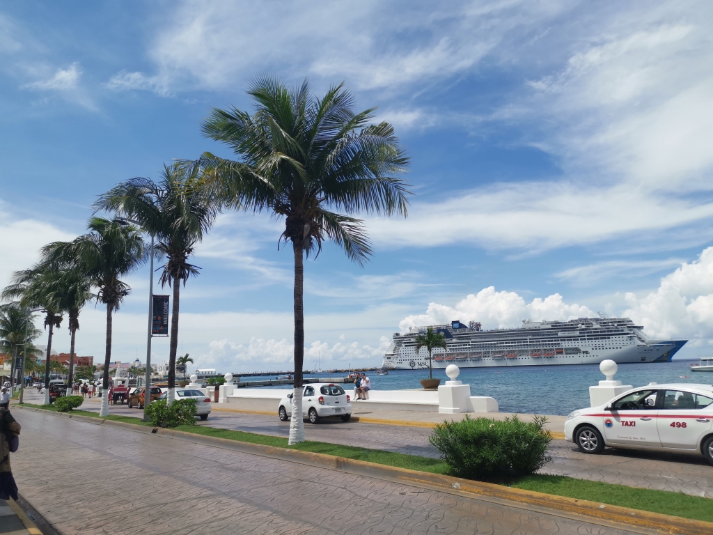 Terreno uso de suelo comercial-multifamiliar en venta en Cozumel, colonia Miraflores.