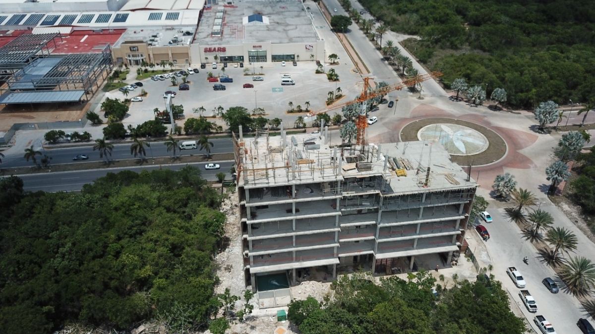 Oficina en venta en nuevo centro urbano de Playa del Carmen, cruz de servicios.