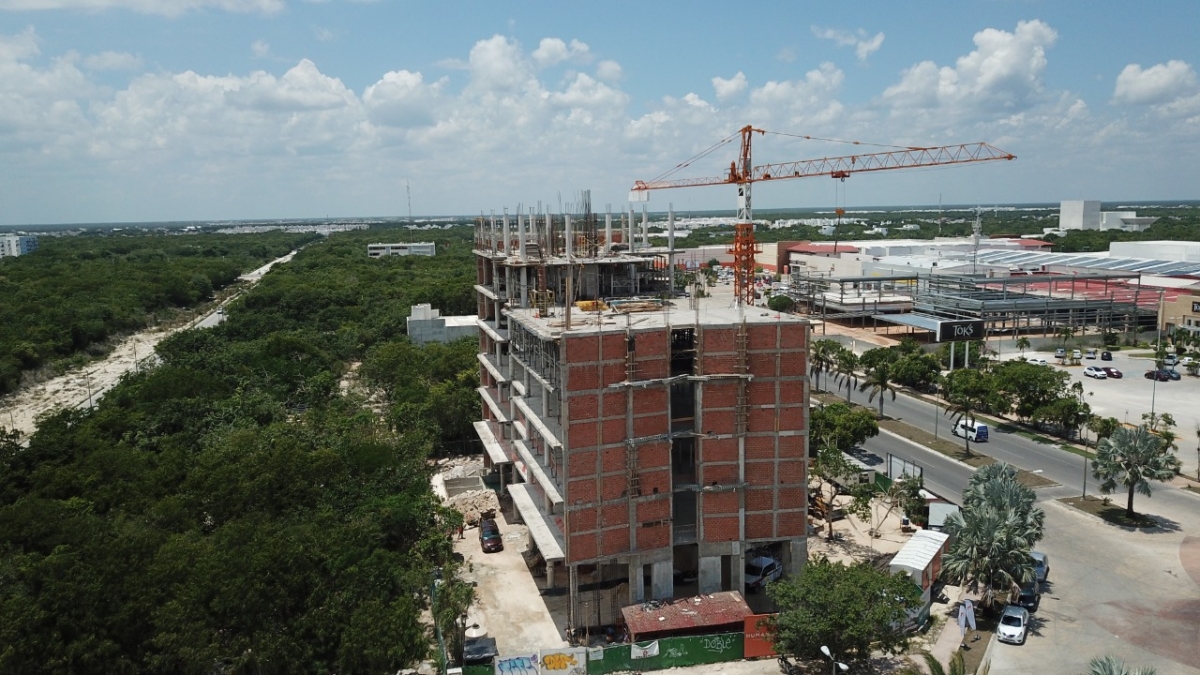 Oficina en edificio con amenidades en venta en nuevo centro urbano de Playa del Carmen.