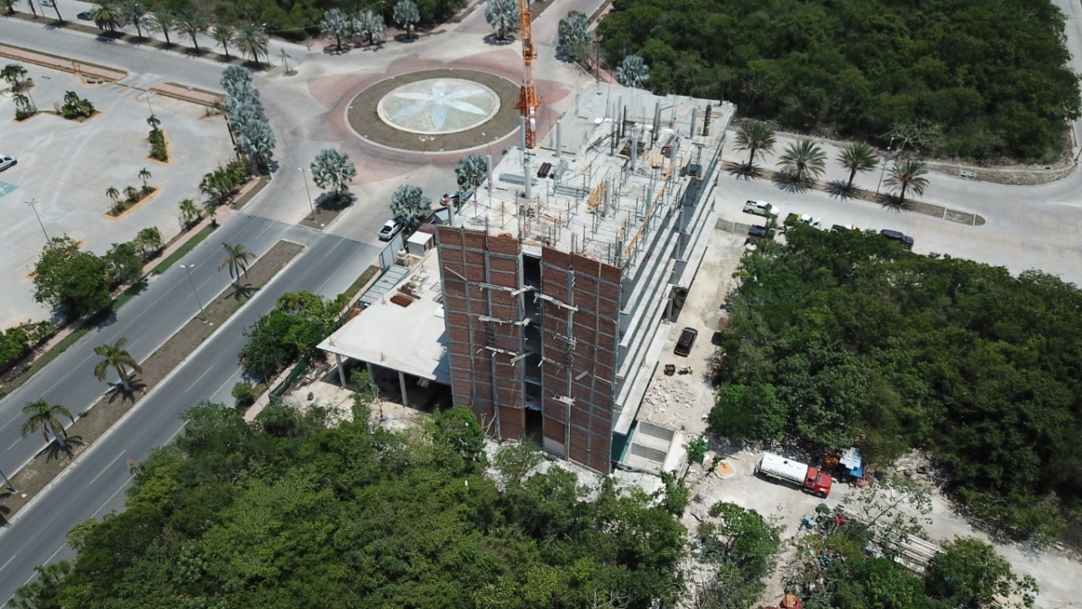 Oficina en edificio con amenidades en venta en nuevo centro urbano de Playa del Carmen.