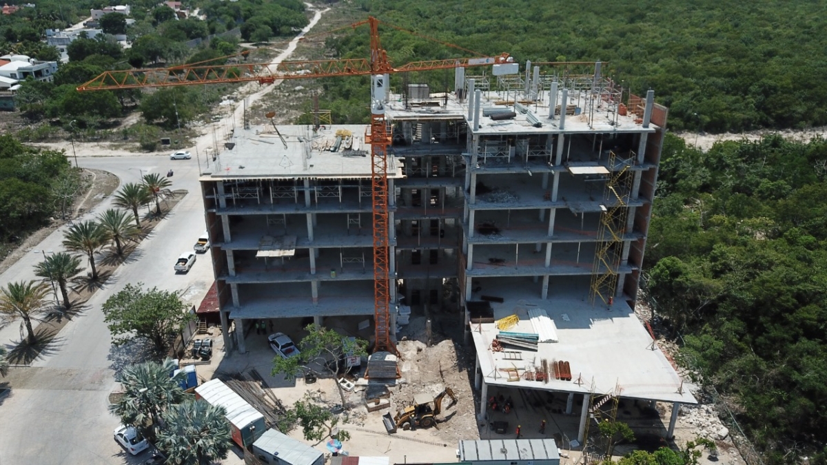 Oficina en edificio con amenidades en venta en nuevo centro urbano de Playa del Carmen.