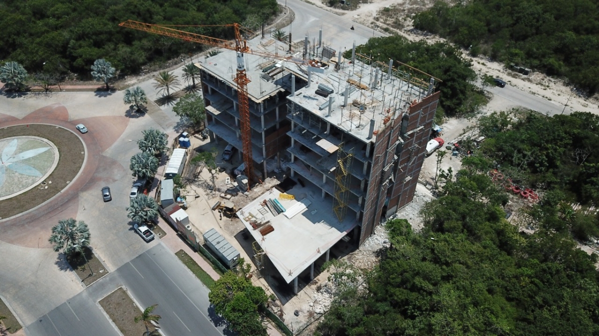 Oficina en edificio con amenidades en venta en nuevo centro urbano de Playa del Carmen.