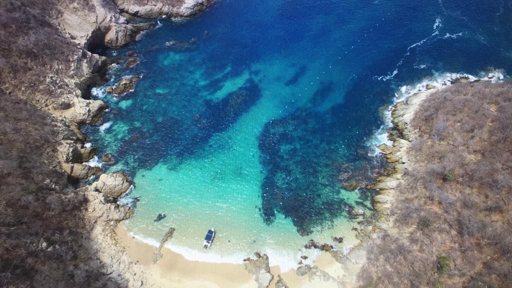 Terreno frente al mar, 57 metros de playa, Uso de suelo: residencial-turistico Ideal para hotel bout