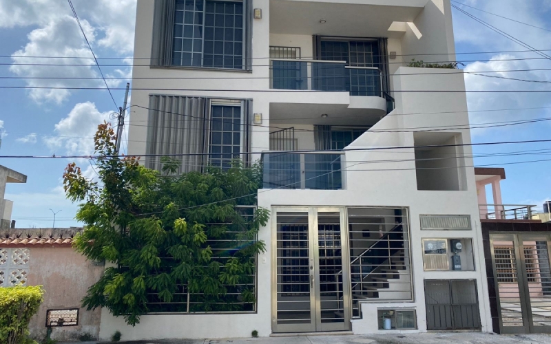 Edificio con 3 departamentos en venta en Cozumel, 65 Avenida. en la colonia INVIQROO.
