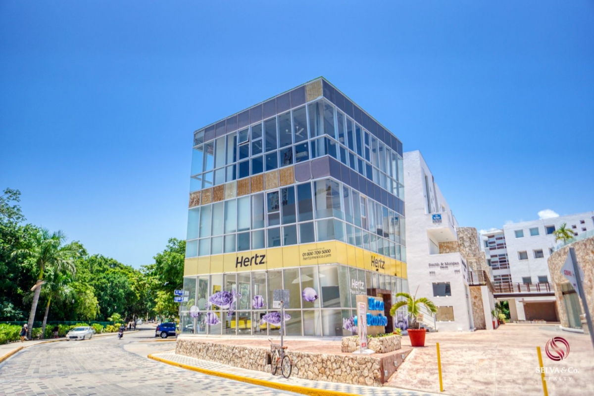 3 locales comerciales en esquina dentro de Plaza comercial a un costado de Playacar, cerca de la Qui