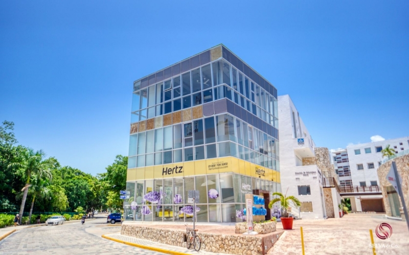 3 locales comerciales en esquina dentro de Plaza comercial a un costado de Playacar, cerca de la Qui