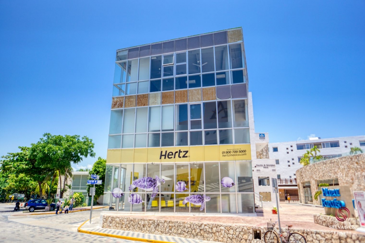 3 locales comerciales en esquina dentro de Plaza comercial a un costado de Playacar, cerca de la Qui