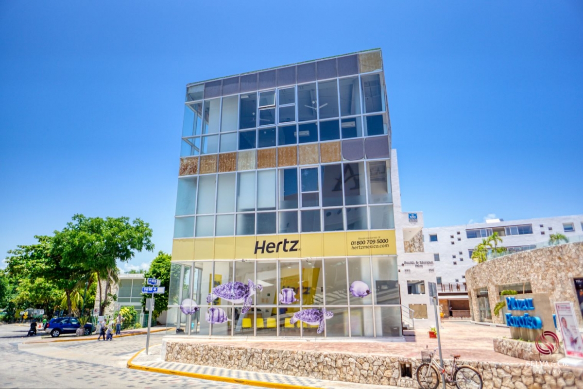 3 locales comerciales en esquina dentro de Plaza comercial a un costado de Playacar, cerca de la Qui