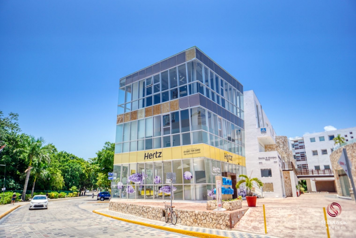 3 locales comerciales en esquina dentro de Plaza comercial a un costado de Playacar, cerca de la Qui