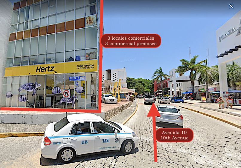 3 locales comerciales en esquina dentro de Plaza comercial a un costado de Playacar, cerca de la Qui
