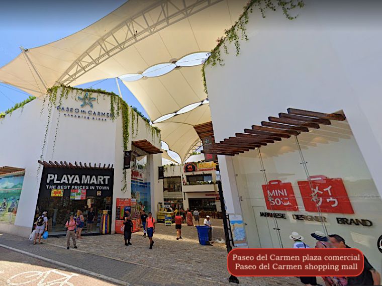 3 locales comerciales en esquina dentro de Plaza comercial a un costado de Playacar, cerca de la Qui