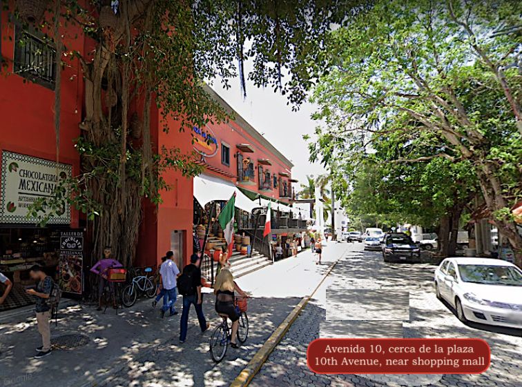 3 locales comerciales en esquina dentro de Plaza comercial a un costado de Playacar, cerca de la Qui