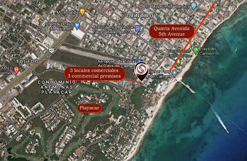 3 locales comerciales en esquina dentro de Plaza comercial a un costado de Playacar, cerca de la Qui