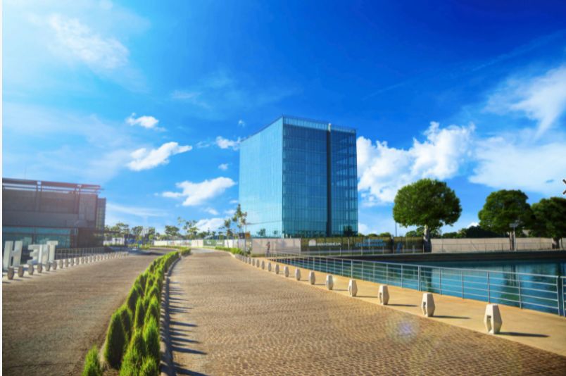 Oficina en Edificio moderno certificaci&oacute;n LEED 125 m2, rodeado de &aacute;reas verdes, lagos y centro comer