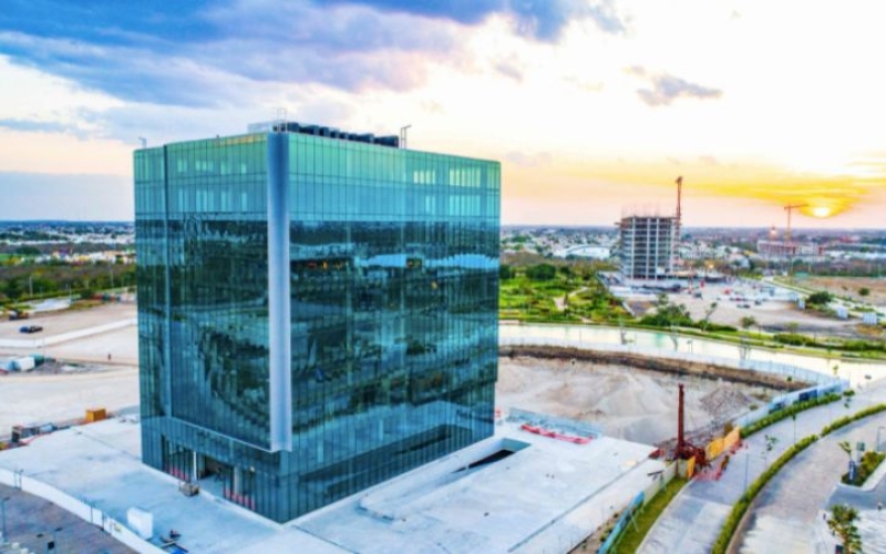 Oficina nueva en edificio con Liderazgo en Energ&iacute;a y Dise&ntilde;o Ambiental, certificaci&oacute;n LEED, rodeado d