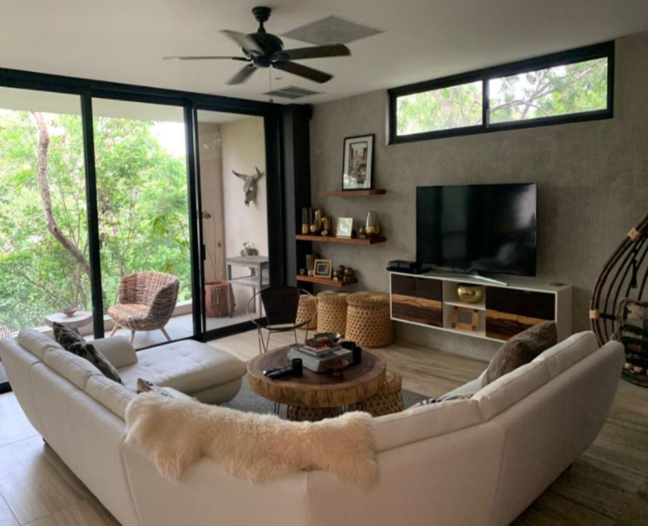 Edificio en esquina, uso de suelo mixto, con restaurante (patente para alcohol) y 3 departamentos, e