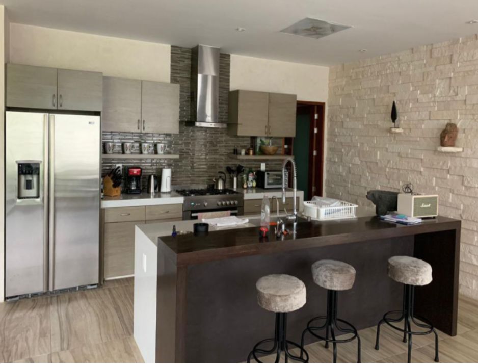 Edificio en esquina, uso de suelo mixto, con restaurante (patente para alcohol) y 3 departamentos, e