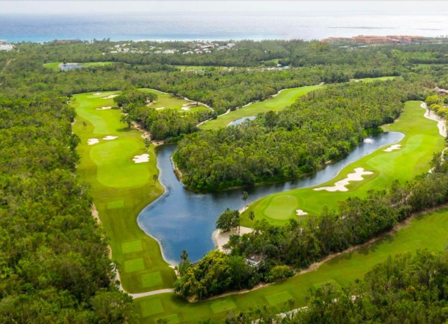 Terreno frente al mar para hotel, en residencial de lujo con campo de golf, casa club y club de play