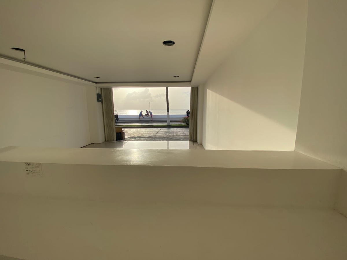 Local PRECIO REDUCIDO con vista al mar- sobre el Malec&oacute;n de Cozumel, en renta.