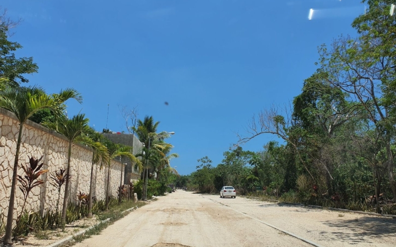 Terreno con uso de suelo mixto (comercial y residencial), luz subterr&aacute;nea, calle pavimentada, cerca