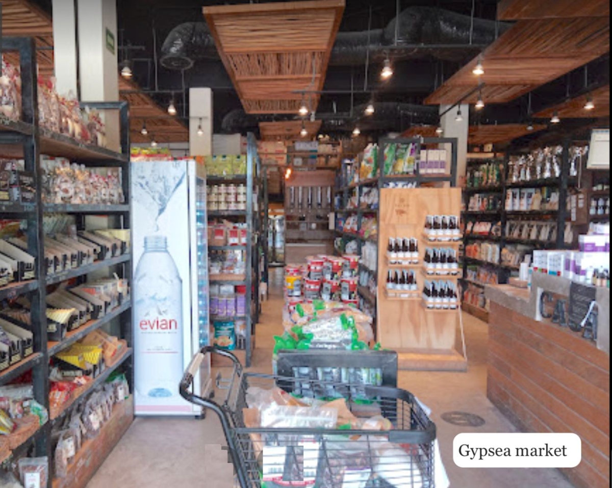 Terreno con uso de suelo mixto (comercial y residencial), luz subterr&aacute;nea, calle pavimentada, cerca