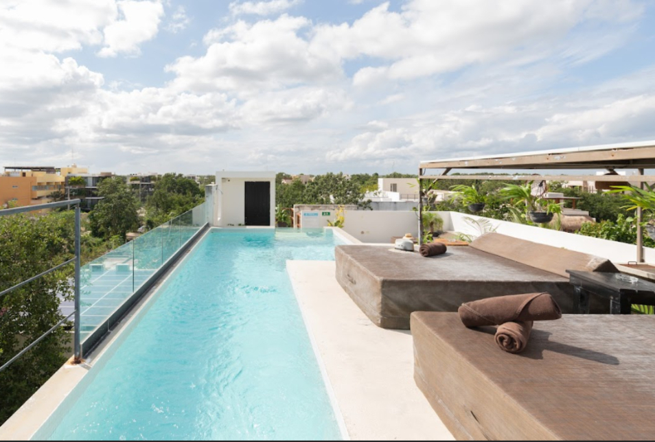 Hotel boutique con 10 suites, 11 recamaras, roof top con alberca, panel solar, amueblado y equipado,